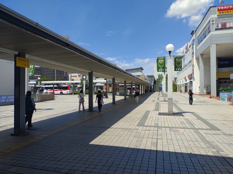 2階に着いたら屋根のある通路に沿って進みます。