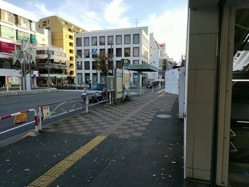 東口へ出て右前方20mほどの所にタクシー乗り場があります。