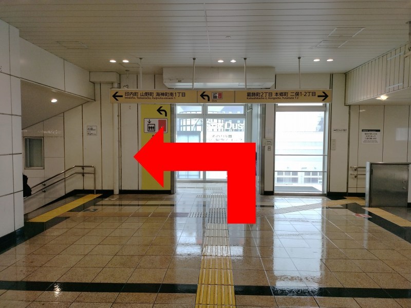 南口の左側の改札を降りていきます。