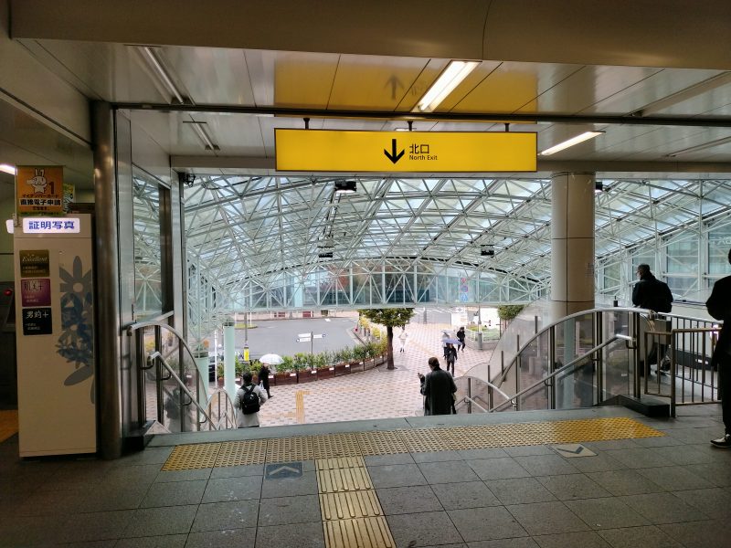 階段を降りて北口へ向かいます。
