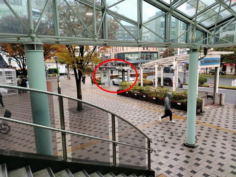 北口から左前方20mほどの所にタクシー乗り場があります。