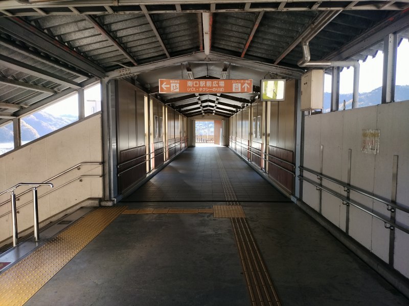 上野原駅の改札を出て階段をのぼり、連絡通路を右へ進んで南口へ向かいます。