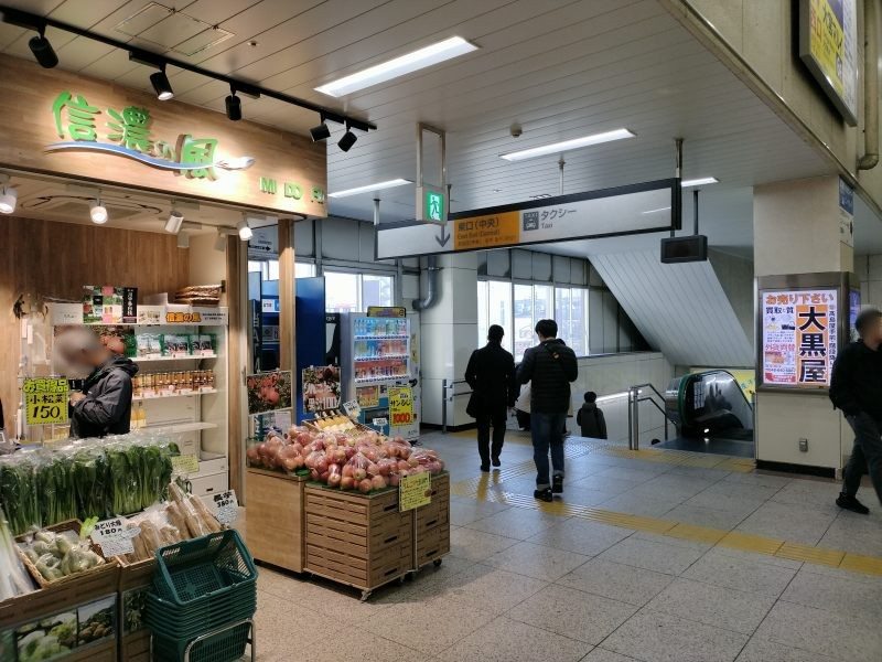 大宮駅東西連絡通路を東口方面へ進み、「東口(中央)」の階段を降ります。